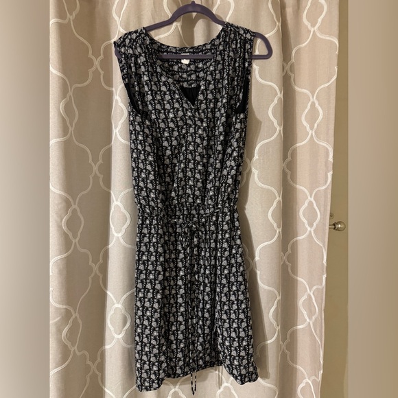 Fully Lined Sleeveless Black and White Printed Dress - Picture 2 of 6